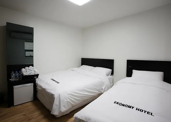 Hostel Ekonomy Myeongdong *
