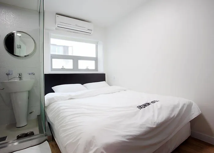 Hostel Ekonomy Myeongdong *