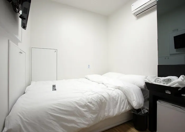 Hostel Ekonomy Myeongdong *
